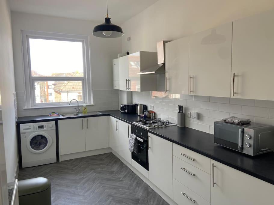 Large Boutique Self Catering Southsea Holiday Flat 포츠머스 외부 사진